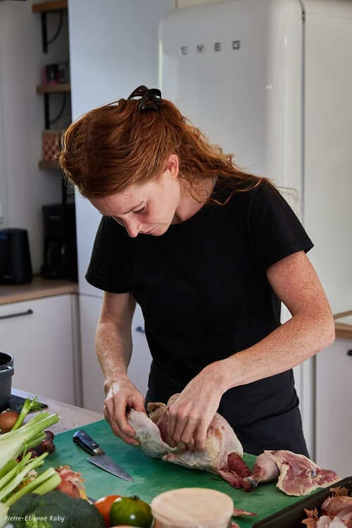 juliette-mayri-cuisine-decoupe Juliette Mayri en cuisine, découpe de poulet